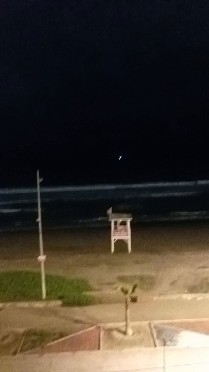21:55 en #LaSerena. En todo el día de tsunami el agua no llegó a la caseta del salvavidas. Eso queda con agua en marejadas y en la marea alta. Aún así no dejan volver a la gente a sus casas y las tienen cagadas de frío en la carretera.