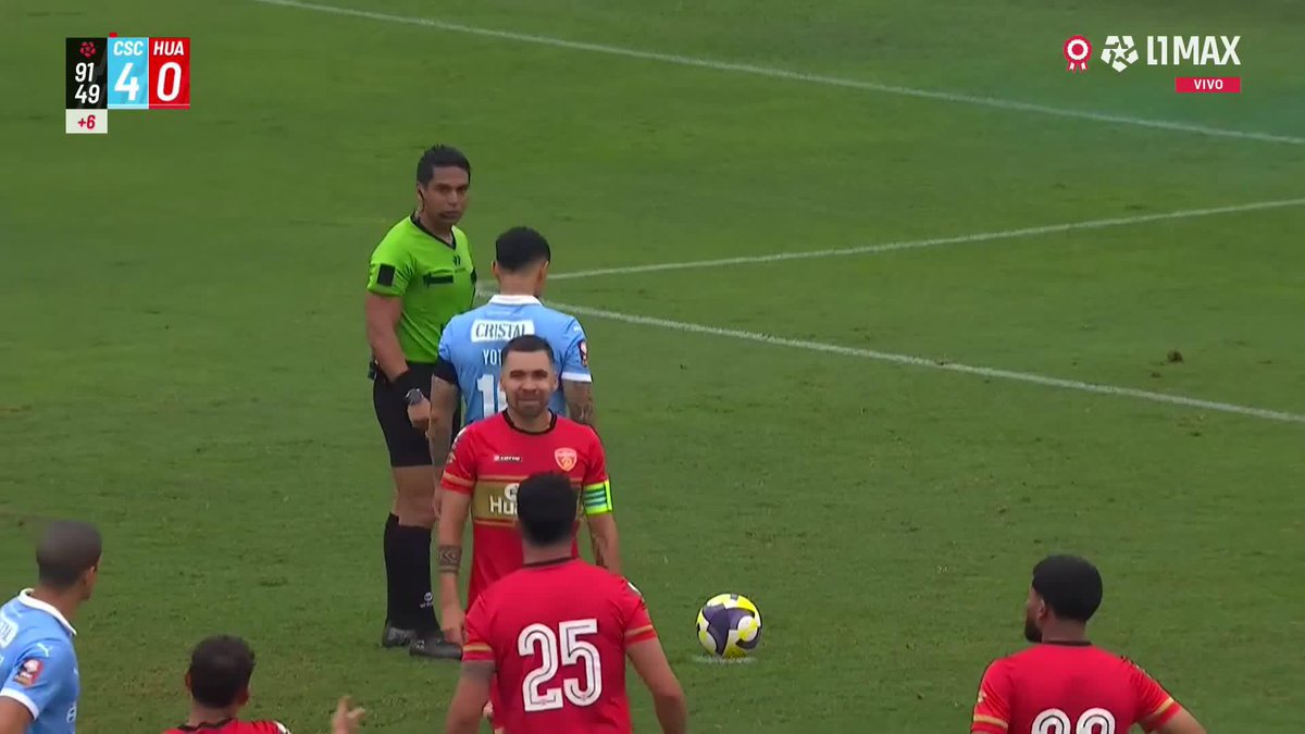 Yoshimar Yotún 🇵🇪 estuvo 15 meses afuera de las canchas por una durísima lesión. Ingresó en los minutos finales de Sporting Cristal-Sport Huancayo y convirtió de penal ¿Cómo lo celebró? En la tribuna con su familia. Bellísimo momento ❤️