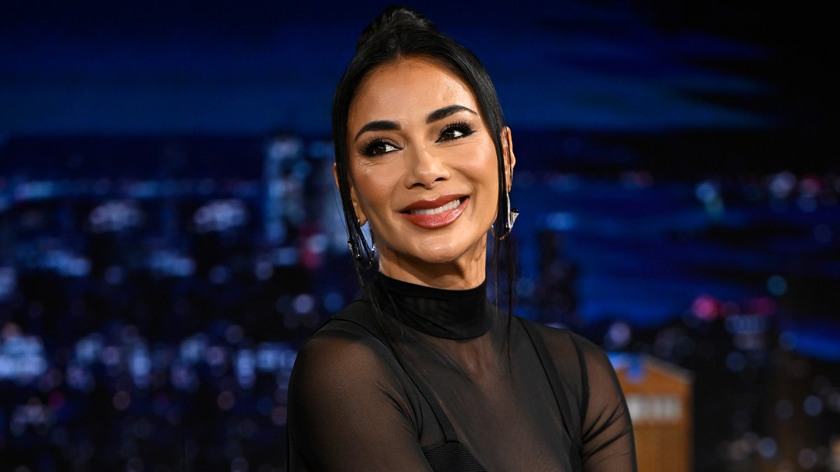 .Nicole Scherzinger showcases her amazing vocals by singing one note from Sunset Blvd. for nearly 30 seconds! #FallonTonight