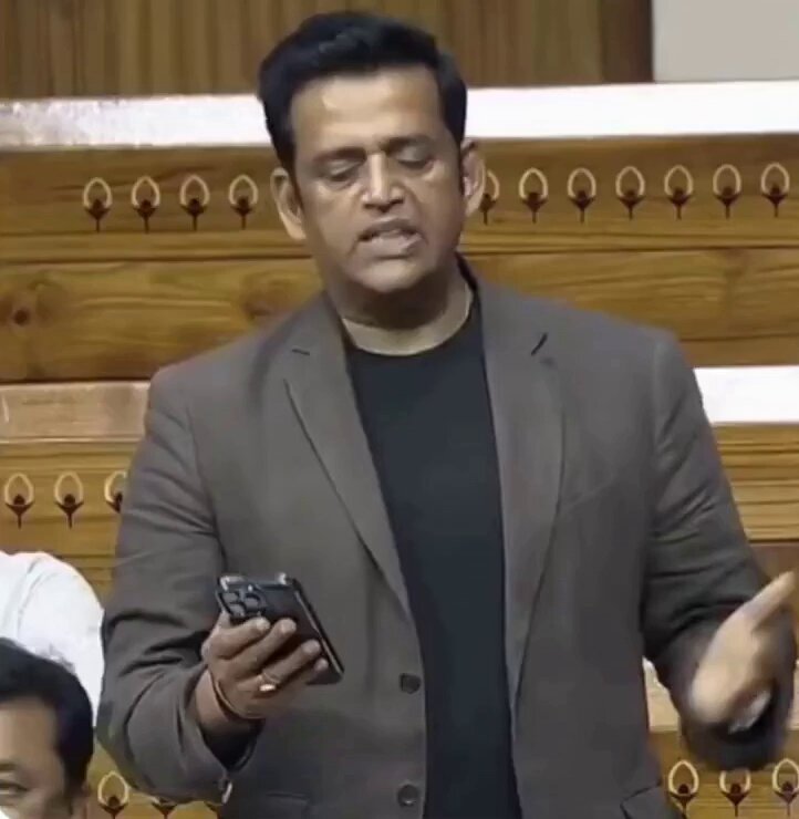 रवि किशन ने संसद में बड़ा मुद्दा उठाया है। इनका कहना है कि समोसे का दाम बढ़ता जा रहा है हर जगह इसकी कीमत अलग है। कही छोट समोसा मिलला..कहीं बड़ा समोसा मिलला या क्या तरीका है। सरकार को इसपर ध्यान देना चाहिए।