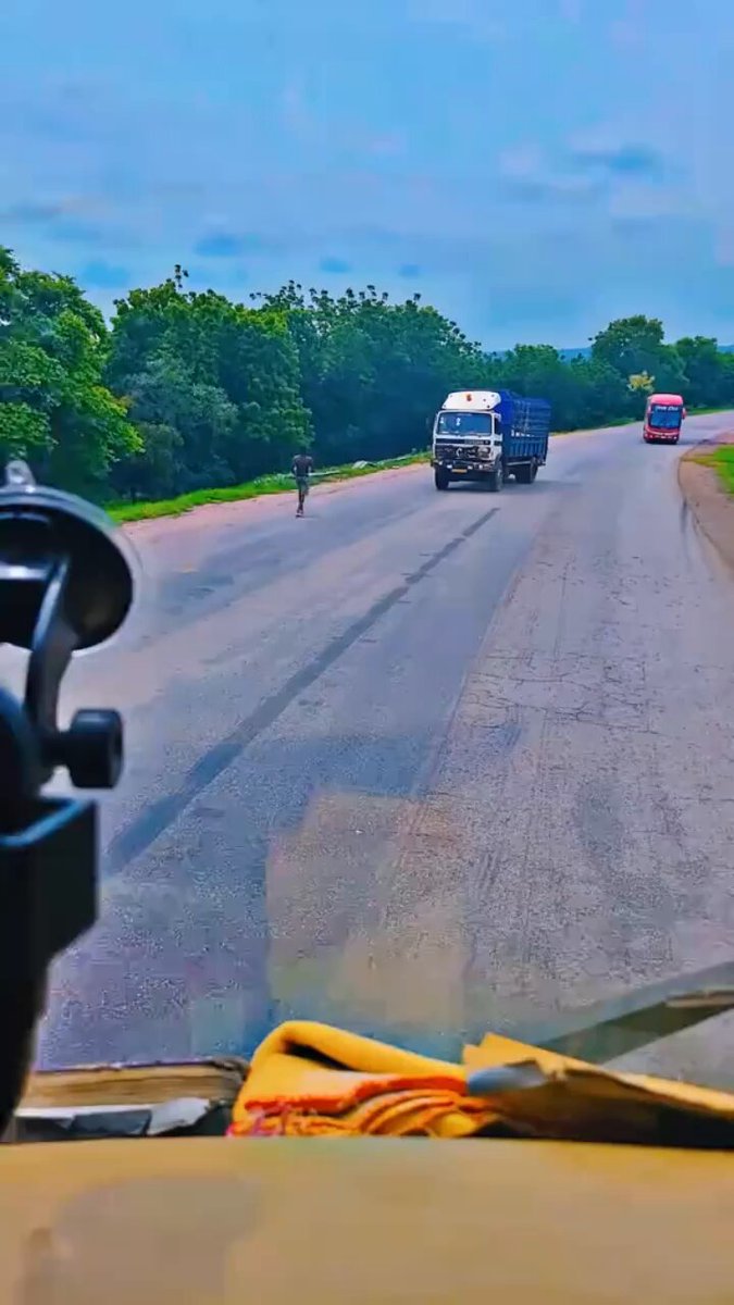 A cargo truck lost control on the Bolgatanga road and reversed into a VIP bus that was behind it, despite the bus driver’s attempt to avoid the crash.