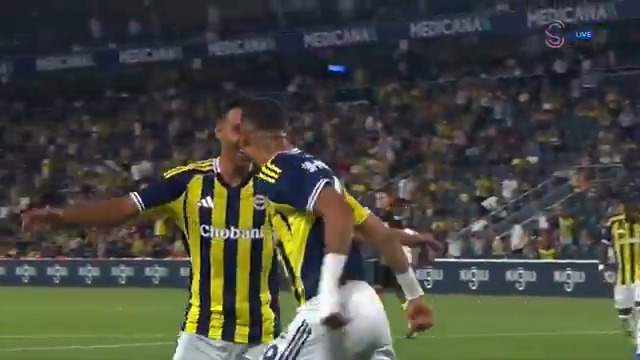 sezonun 1. hazırlık maçından beri yazıyorum bunu. Fenerbahçe'nin bu yaz hazırlık dönemindeki belki tek ve en önemli pozitif noktası ön alan baskısı. Dün de golü böyle bulduk. 2 sezondur yapamadığımız bir şeydi.