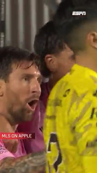 Lionel Messi schittert met twee assists en juicht in het gezicht van de tegenstander 😳