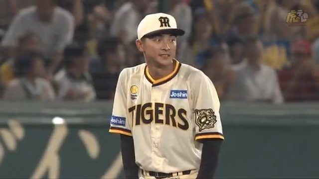 4回表、熊谷選手が三遊間の強烈な打球をダイビングキャッチ！リクエストも2塁アウト判定変わらず！ #hanshin #虎テレ #阪神タイガース #鼓動を鳴らせ_虎道を進め
