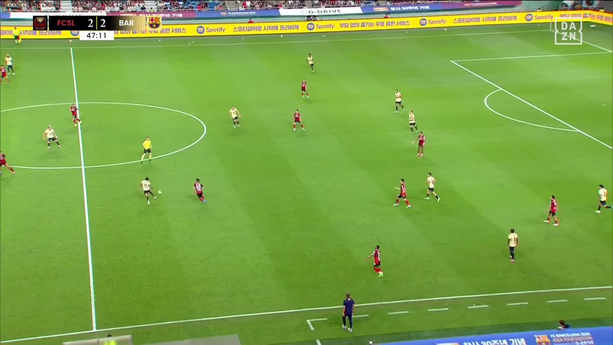Lamine Yamal. Brutal. (via DAZN Football)