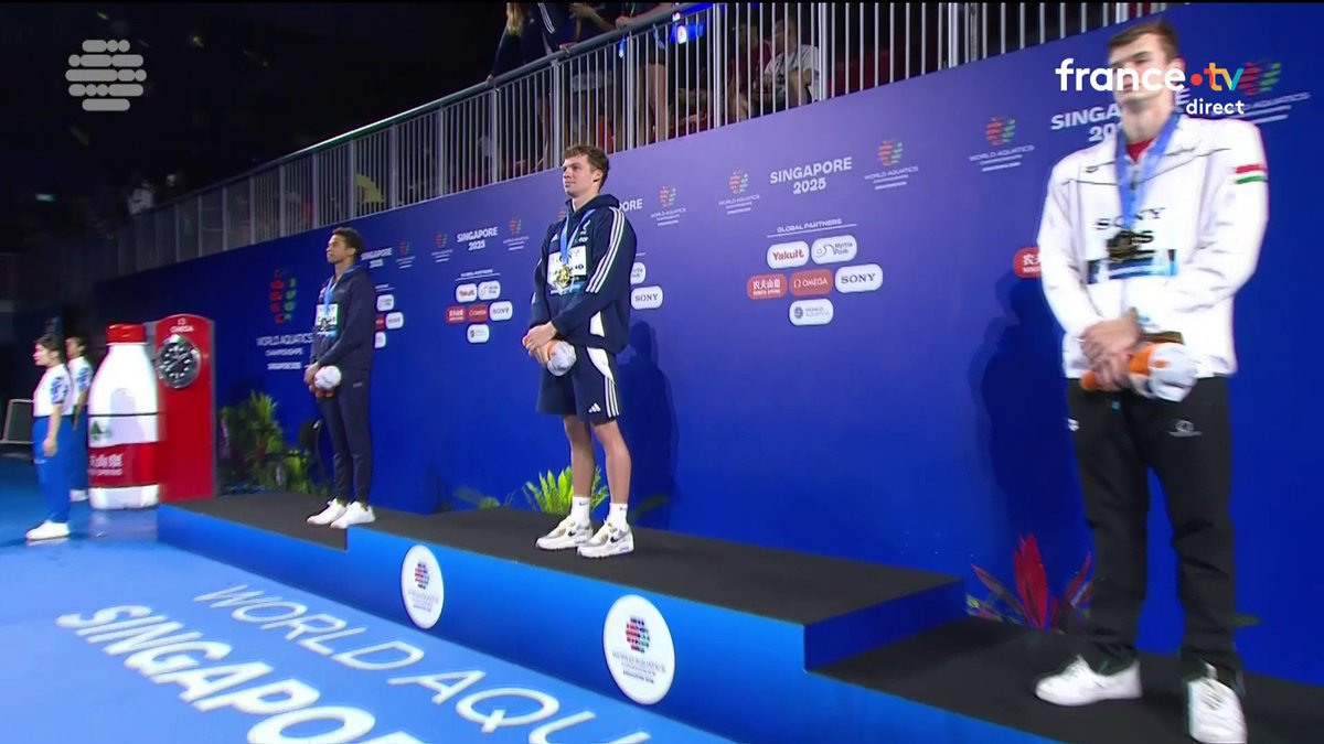 🏊 #AQUASingapore25 | 🏆 LA MARSEILLAISE POUR LÉON MARCHAND 🇫🇷 Le nageur tricolore a rêvé assez grand, il reçoit sa médaille d'or du 200 m 4 nages des mains de Tony Parker. 📺 Le direct :