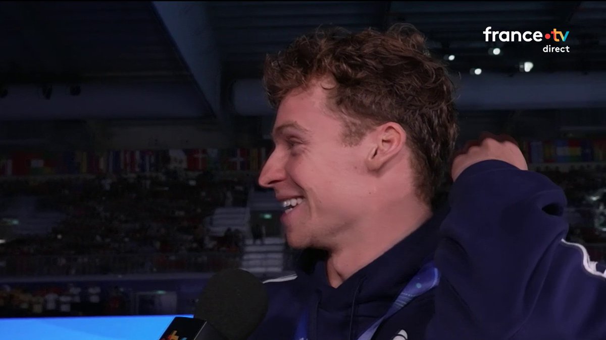 🏊 #AQUASingapore25 | 😅 "C'est trop classe. Je l'ai vu dans la chambre je me suis dit : 'Mais qu'est-ce qu'il fout là ?'" 🗣️ La réaction de Léon Marchand qui vient de voir Tony Parker lui remettre sa médaille d'or.