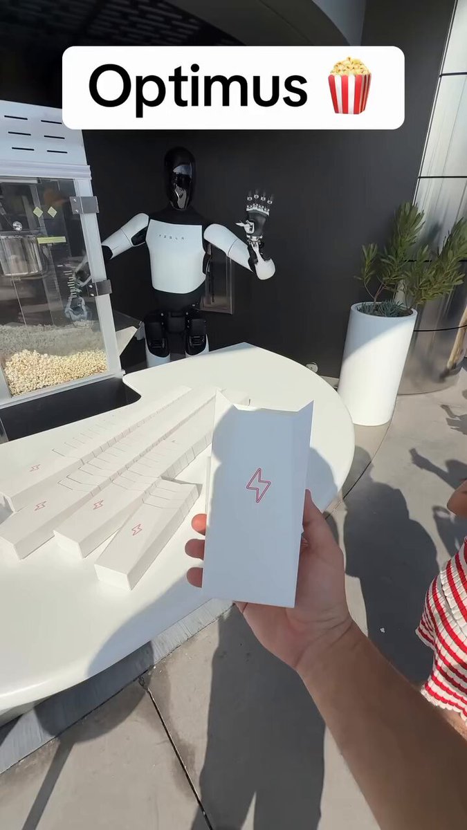 Humanoid robot Optimus starts working as a popcorn vendor 🦿🍿