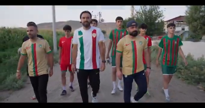 #VİDEO- Amedspor, yeni sezon formalarını Kürtçe bir kliple duyurdu Kulüpten yapılan açıklamada "Bu sadece bir forma değil, bir duruş, bir mücadele, bir kimlik. Yeşil ve kırmızıya gönül veren herkesi, bu hikâyeye ortak olmaya davet ediyoruz" denildi