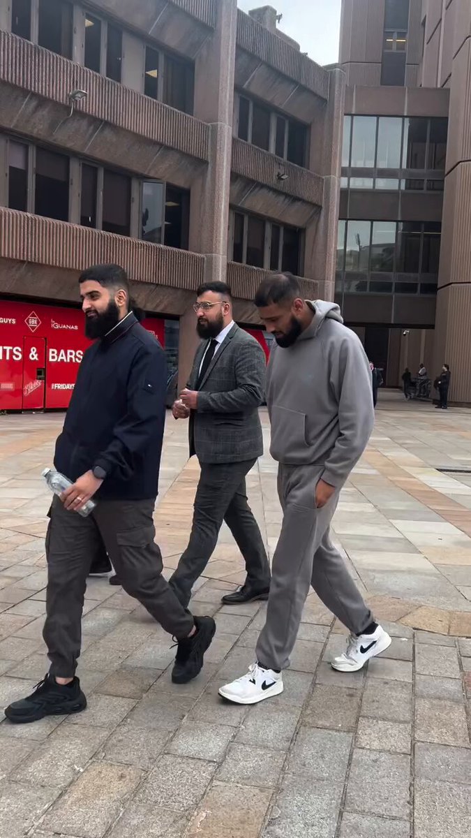 🏴󠁧󠁢󠁥󠁮󠁧󠁿Liverpool Crown Court yesterday... Some of the brothers' supporters...