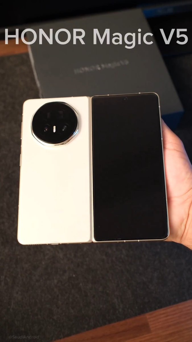 فتح صندوق هاتف هونر ماجيك V5 بتصميم أنحف من أي وقت مضى.📱🪙🖊️ إرتقاء جديد للهواتف المطوية التي تجمع بين الاناقة & المتانة & أحدث التقنيات.💫🤍 كيف شفتوا تصميم الجهاز؟ #HONORMagicV5