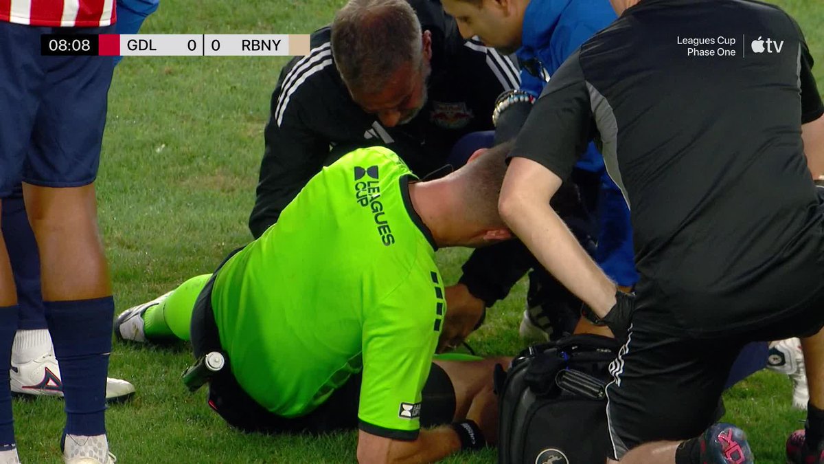 El cuarto árbitro calentando porque se lesionó el árbitro central. Leagues Cup. 🚬