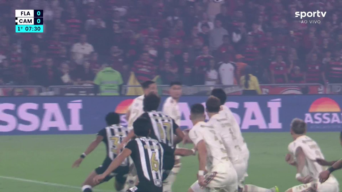Jogadores do Atlético-MG pediram pênalti neste lance em que a bola bateu no braço de Varela dentro da área. Arbitragem não marcou, e VAR não recomendou revisão.