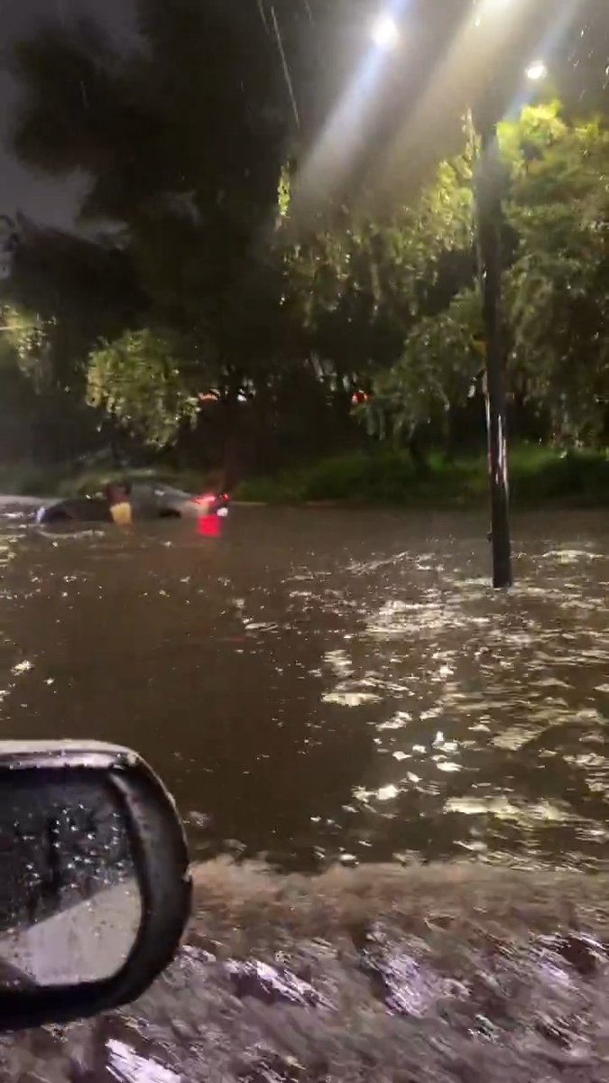 FUERTE TORMENTA INUNDA EL SUR DE LA CDMX La lluvia de esta noche provocó severos encharcamientos en la alcaldía Tlalpan, por lo que varios vehículos quedaron varados. Autoridades capitalinas ya se encuentran laborando para ayudar a los automovilistas.