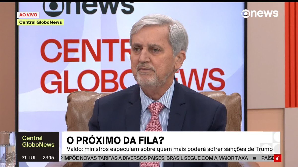 “Tanto o Eduardo Bolsonaro quanto o Paulo Figueiredo acham que tem condições de amedrontar o Supremo Tribunal Federal. É um erro dos dois. (...) Se acham que estão amedrontando o Supremo para tentar parar qualquer julgamento em Brasília, eles estão totalmente equivocados. Conversando com um ministro do Supremo, eles estão até ironizando o que está acontecendo: ‘Vamos ver quem é o próximo da fila, porque vai ter mais de um’. Daqui a pouco vem o julgamento da ação penal do golpe, e os próprios bolsonaristas já dão como certo que o ex-presidente (Jair Bolsonaro) será condenado, então vão sancionar toda a 1ª Turma? (...) Os ministros demonstram que a ação penal não vai parar, e a situação do Eduardo Bolsonaro ficou mais complicada”, diz Valdo Cruz. ➡ Assista à #CentralGloboNews: #GloboNews