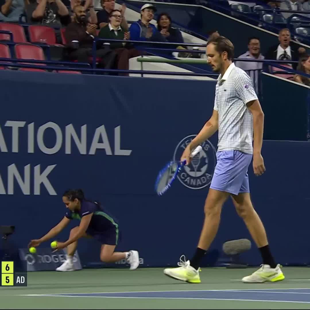 33 of the best 👀 Daniil Medvedev takes the opener 7-5 right after this lung busting rally 🫁 #NBO25
