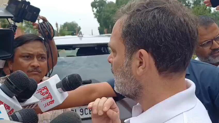 इसी चेतावनी की जरूरत थी। आप हिंदुस्तान के खिलाफ काम कर रहे हैं। टॉप से बॉटम। जो भी है उन्हें छोड़ेंगे नहीं। और यह मत समझना कि रिटायर हो जाओगे तो बच जाओगे। राहुल की चुनाव आयोग के वोट चोरी करने वाले अधिकारियों को कड़ी चेतावनी।