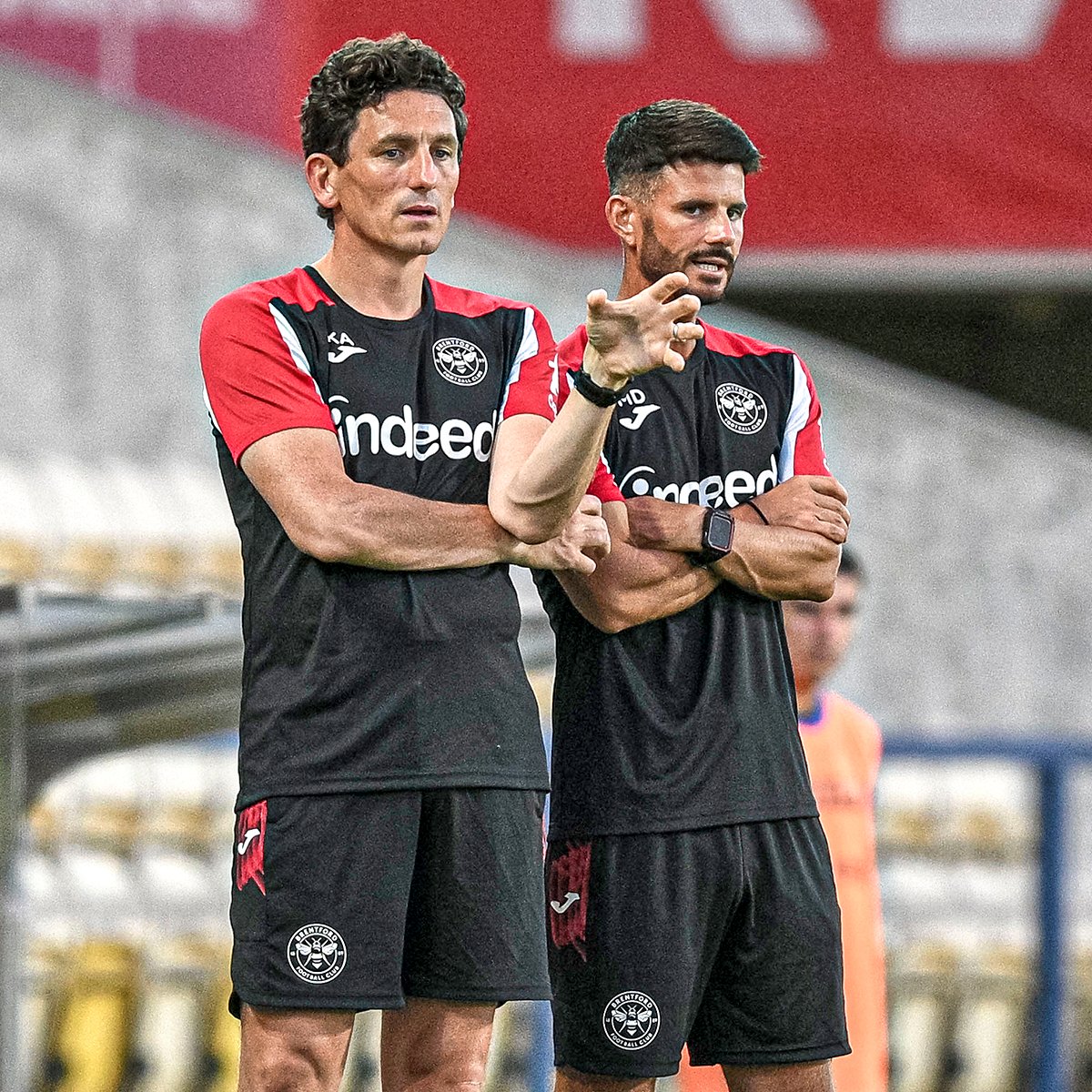 New Brentford manager Keith Andrews takes his team through a match-preparation session on their pre-season tour in Portugal... 🐝🇵🇹 📹 Brentford FC #BrentfordFC