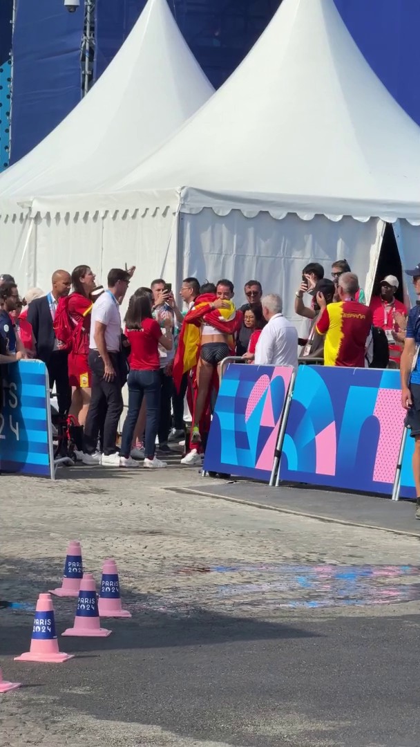 Tal día como hoy, hace un año… Uno de los momentos más bonitos del deporte español 🇪🇸 con el abrazo de Álvaro Martín Uriol y María Pérez OLY tras ganar una medalla olímpica cada uno en #Paris2024. Toda una vida luchando por ese momento 🥰