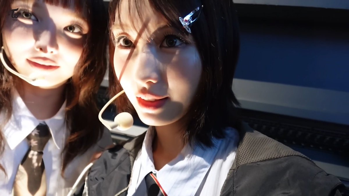 Nayeon and Momo recreating the vlive where Nayeon screamed cause of Ghost Momo 😭