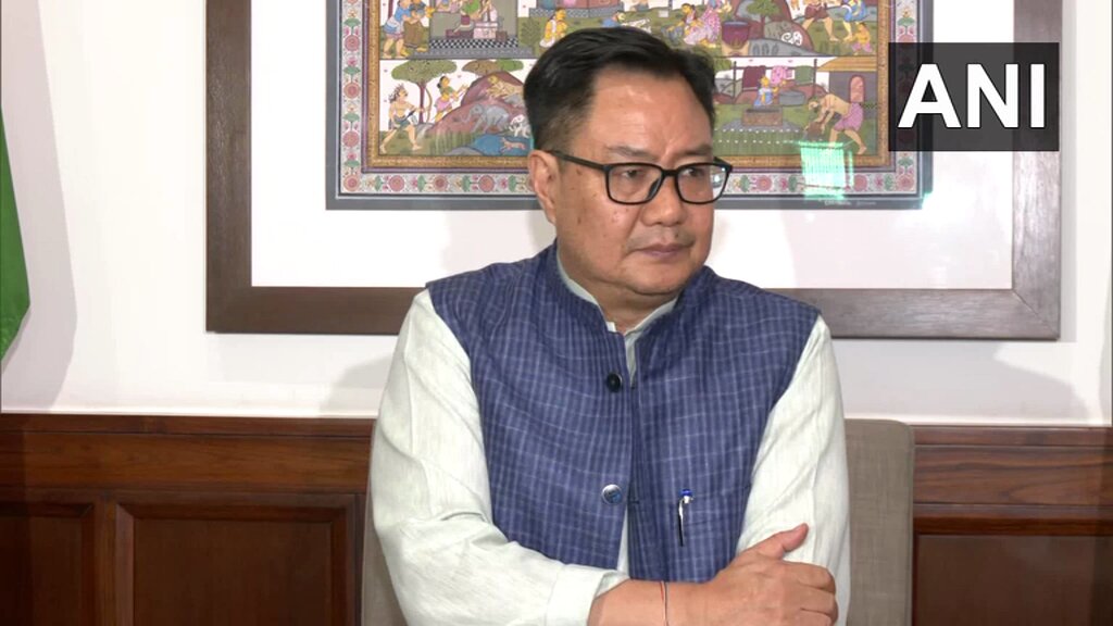 #WATCH | Delhi: On Lok Sabha LoP Rahul Gandhi's statements against the Election Commission, Union Minister of Parliamentary Affairs, Kiren Rijiju says, "This is not the first time Rahul Gandhi is threatening Constitutional organisations... This is a huge conspiracy to weaken democracy... This is a very dangerous behaviour and approach. The opposition is running a malicious plan to discredit constitutional organisations. It is an attack on democracy... Even the opposition party leaders have started to internally oppose Rahul Gandhi... People have started saying Rahul is playing a dirty game and wants to destroy the country's image..."