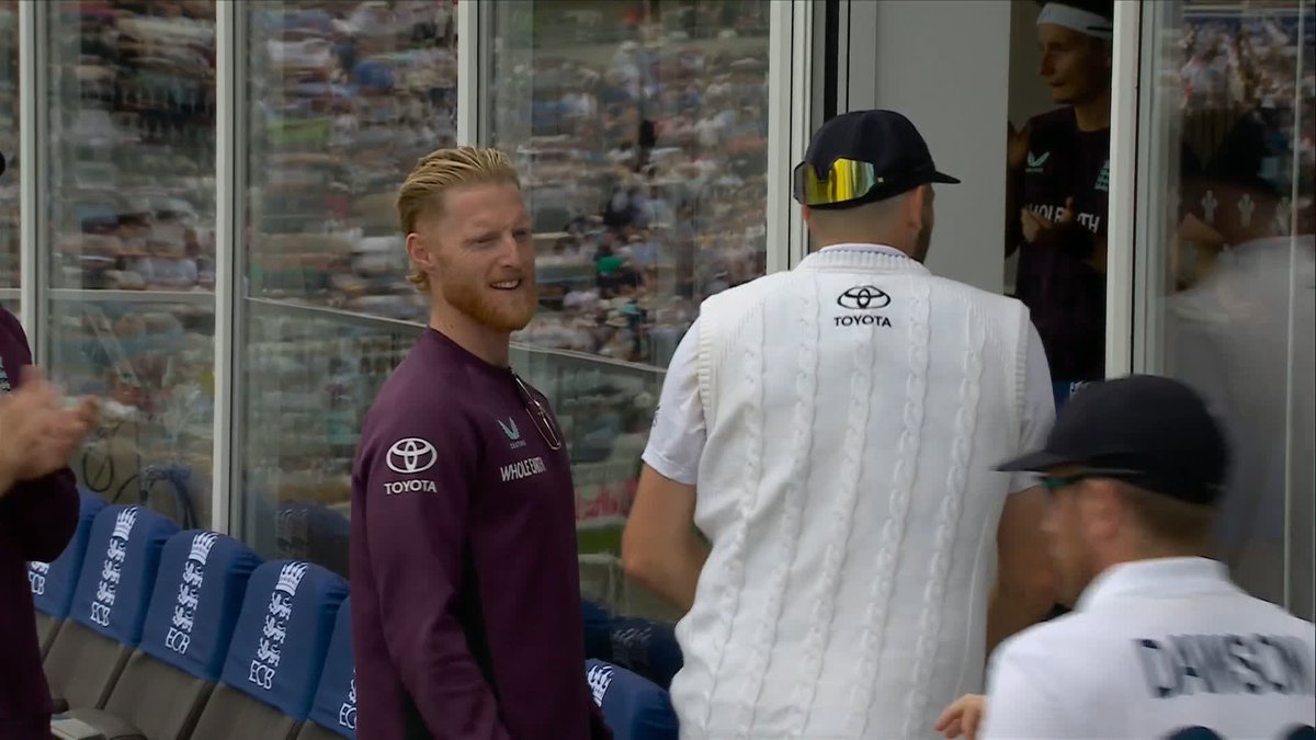 A smile on the face of Ben Stokes after that morning 😃 Gus Atkinson finishes with figures of 5-33 👏