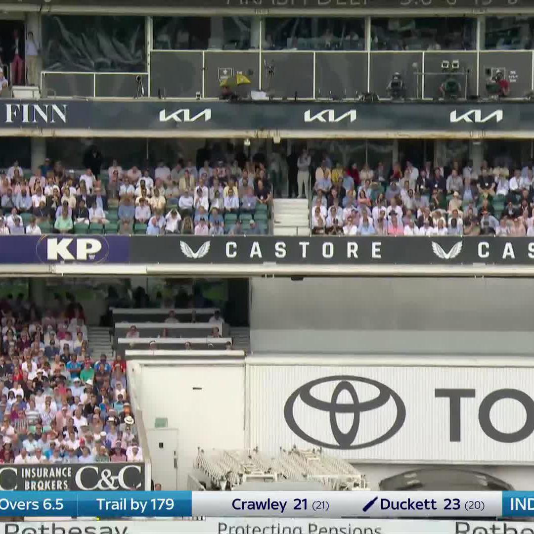 ANOTHER SIX! 🙌 Ben Duckett is 𝗺𝗼𝘁𝗼𝗿𝗶𝗻𝗴.
