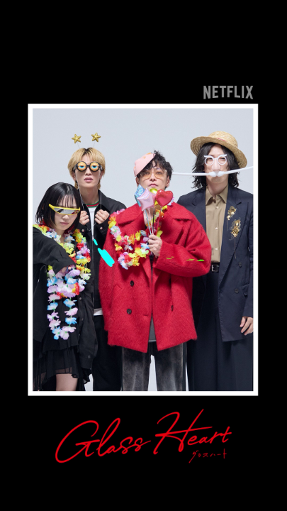 Netflixシリーズ『#グラスハート』 独占配信中🎸 青春シーンを彷彿とさせるTENBLANKの撮影会📸 思い思いのアイテムを手にクールにキメる(?) 佐藤健、宮﨑優、町田啓太、志尊淳🌟 💿挿入歌: Chasing Blurry Lines #GlassHeart