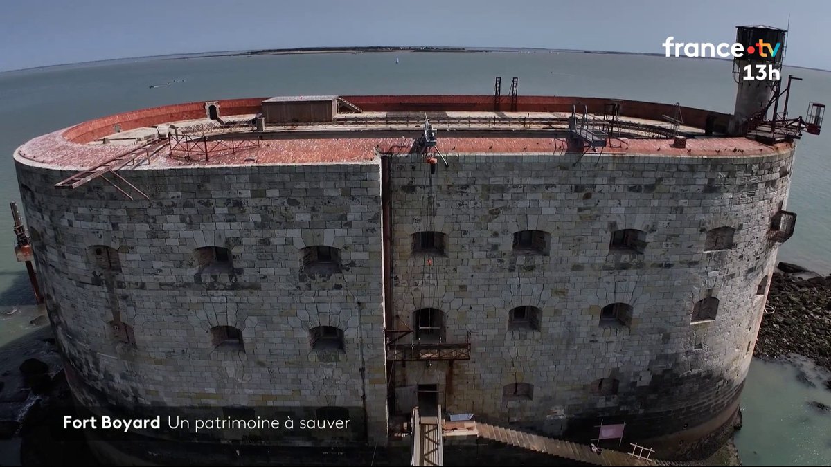 Alors que la populaire émission “Fort Boyard” fait son retour à l’antenne, des travaux de restauration — jamais engagés jusqu’ici — débutent enfin sur le monument historique. Le chantier doit durer trois ans.