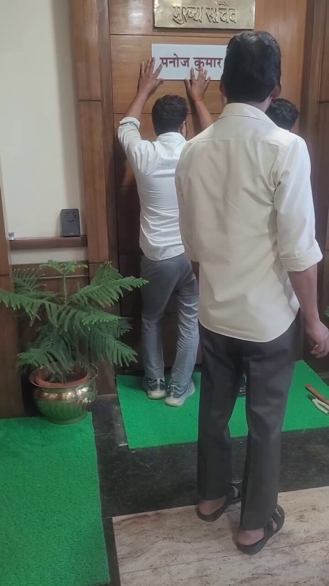 “सब ताज उछाले जाएँगे! सब तख़्त गिराए जाएँगे!! लाज़िम है कि हम भी देखेंगे!!!” फ़ैज़ अहमद फ़ैज़