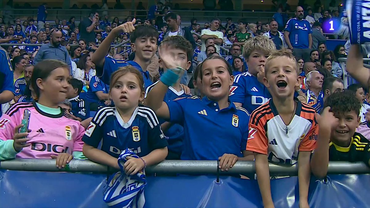 👶Por los que no lo vieron 🧒Por los que no lo recuerdan 🎆La fiesta del Real Oviedo, el homenaje a Cazorla y el estreno del nuevo himno de Melendi Oficial para la temporada en Primera División