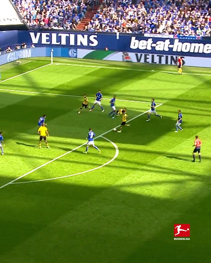🇯🇵✨ When Shinji Kagawa produced this great lob for Borussia Dortmund. 🔝😍