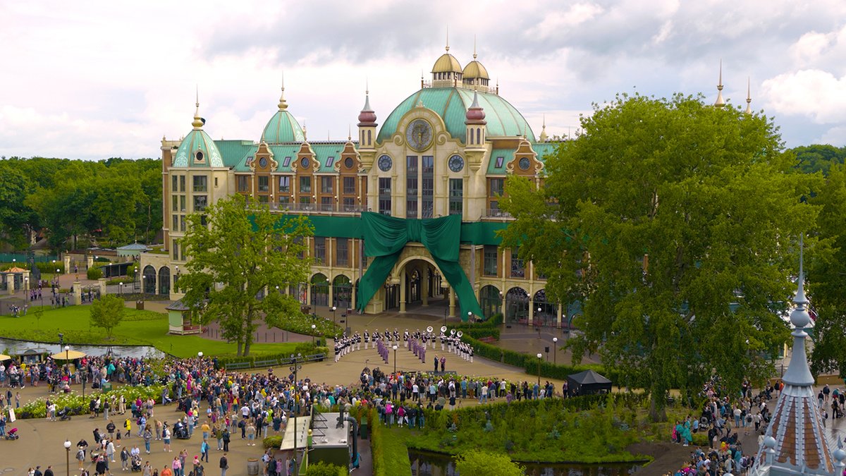 HET EFTELING GRAND HOTEL IS GEOPEND! Én hoe! Met de allergrootste strik ter wereld hebben we de opening op een feestelijke wijze gevierd! We zijn dolblij dat we jullie vanaf nu écht mogen verwelkomen in ons gloednieuwe hotel! 💛🌙