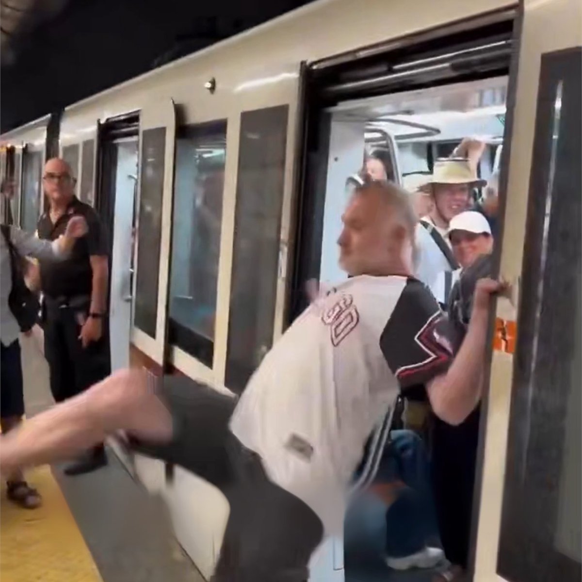 🇮🇹💢Italiano violento no deja entrar a mexicanos al vagón del metro 📎