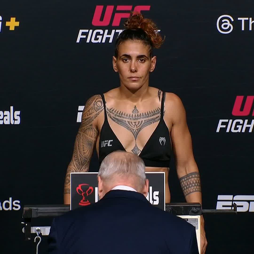 Nora Cornolle 🇫🇷 valide la pesée ! (61,7 kg) ⚖️ #UFCVegas108