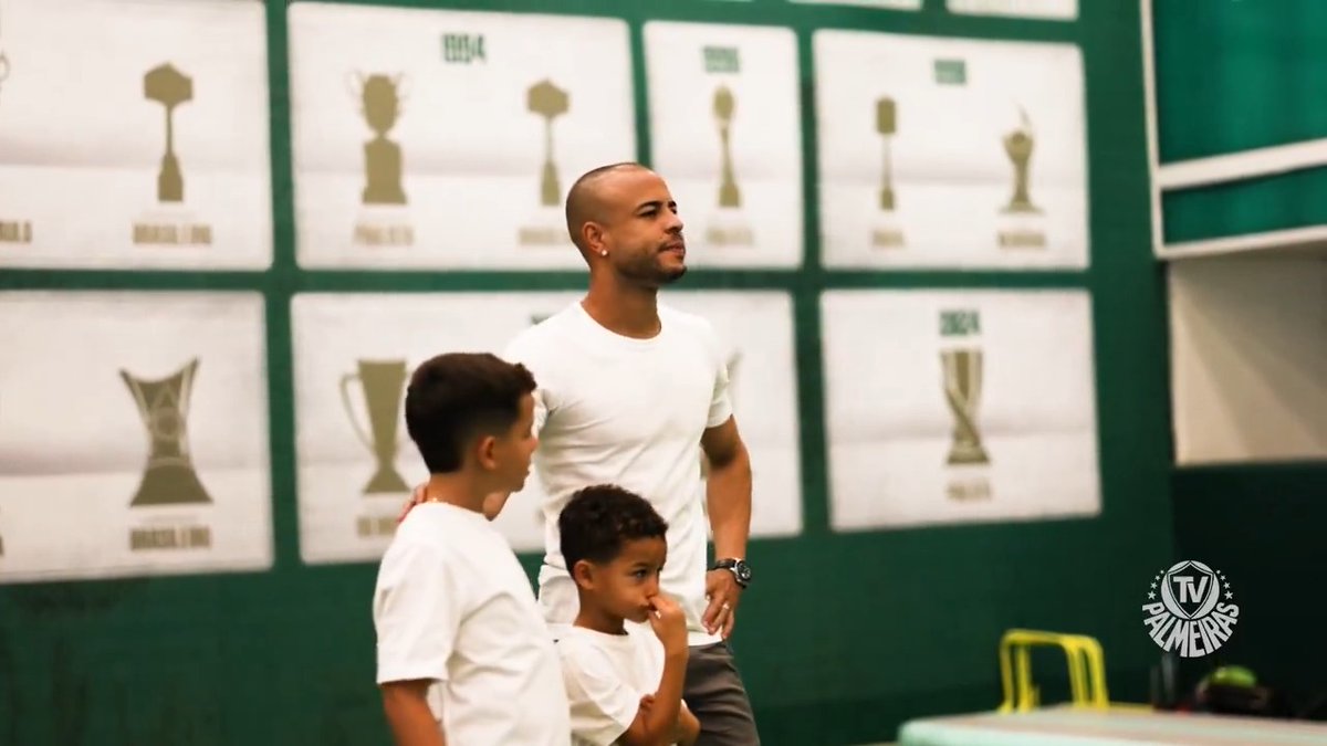 Um dos maiores campeões da nossa história acertou hoje os últimos detalhes de sua saída do clube. Foram mais de 3️⃣0️⃣0️⃣ jogos, 1️⃣2️⃣ títulos e momentos inesquecíveis em #FamíliaPalmeiras. Obrigado por todos esses anos honrando o manto, Mayke! 💚 ➤