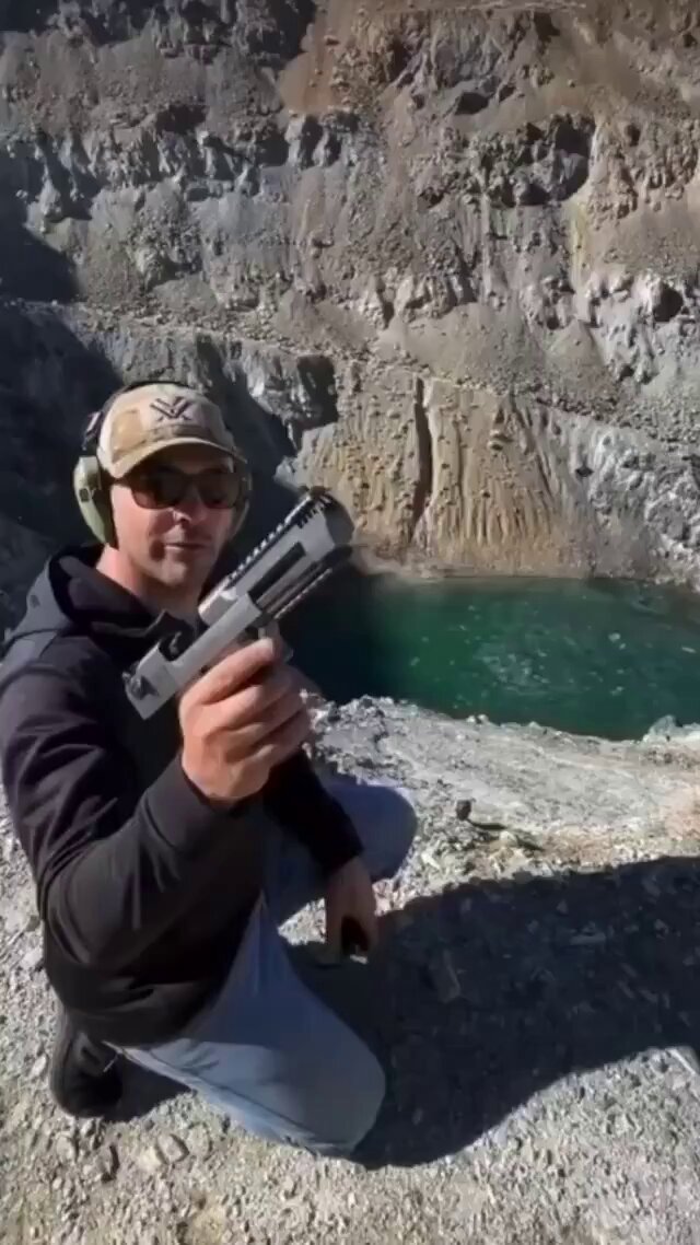 Desert Eagle 50 cal. bir tabanca için oldukça güçlü.