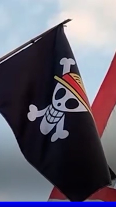 🏴‍☠️​ En Indonésie, des drapeaux de l’animé "One Piece" sont hissés à côté du drapeau indonésien