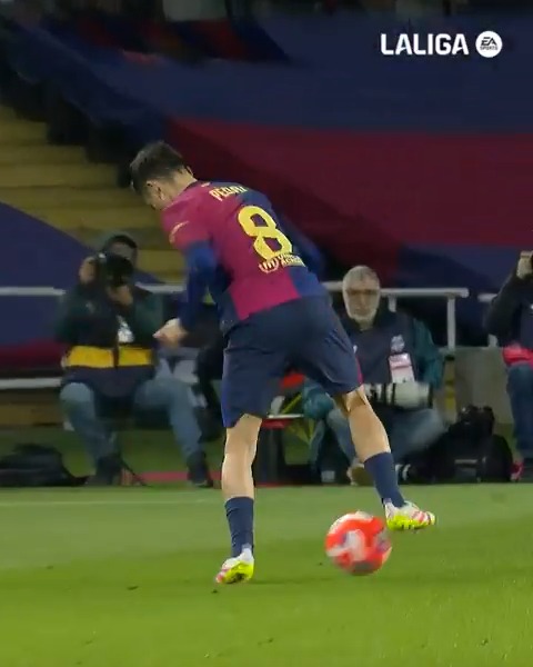 🤯 Pedri González hace fácil lo difícil. 💙 FC Barcelona ❤ #LALIGAEASPORTS | #LALIGAHighlights