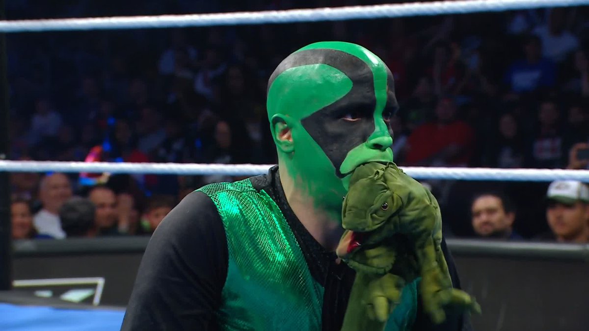 Mr Iguana &amp; Psycho Clown lo está dejando todo en su debut en #SmackDown 🤘😎🦎