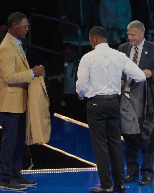 .Eric Allen leads the way in gold! With a helping hand from Marcus Allen, he’s officially suited up in his Haggar Clothing Co. Gold Jacket. #PFHOF25