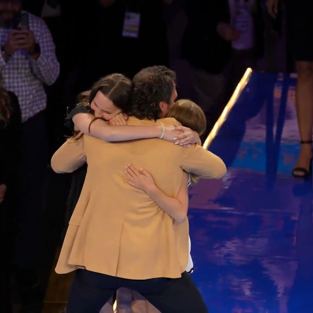 This moment with his family is everything 💜💛