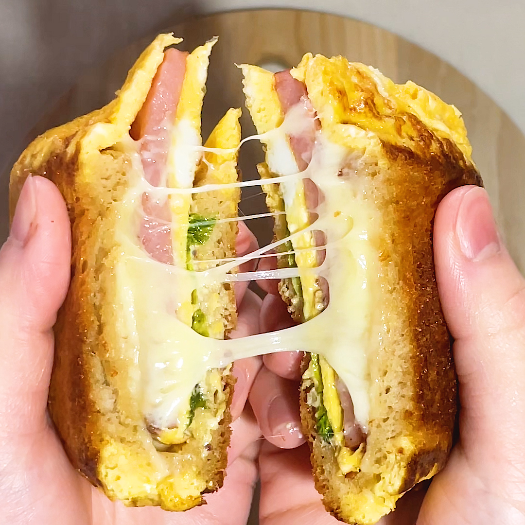 【ワンパントーストって知ってる？】フライパンで焼けばトースターで待つより時短！話題のトーストサンドのレシピ / Folded Breakfast Sandwiches🍳🥪