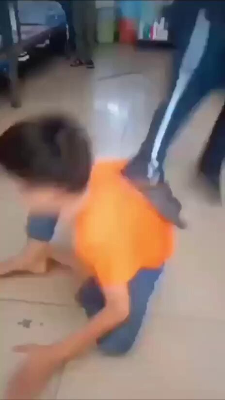 偏远的地方 小学 住宿就是这样，到处都 有霸凌。