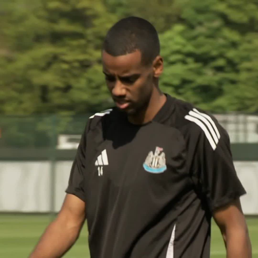 🗣️ "People are dealing with this situation, I don't know what happens next" Eddie Howe comments on the situation involving Alexander Isak following Newcastle rejecting a bid from Liverpool yesterday ⚫⚪