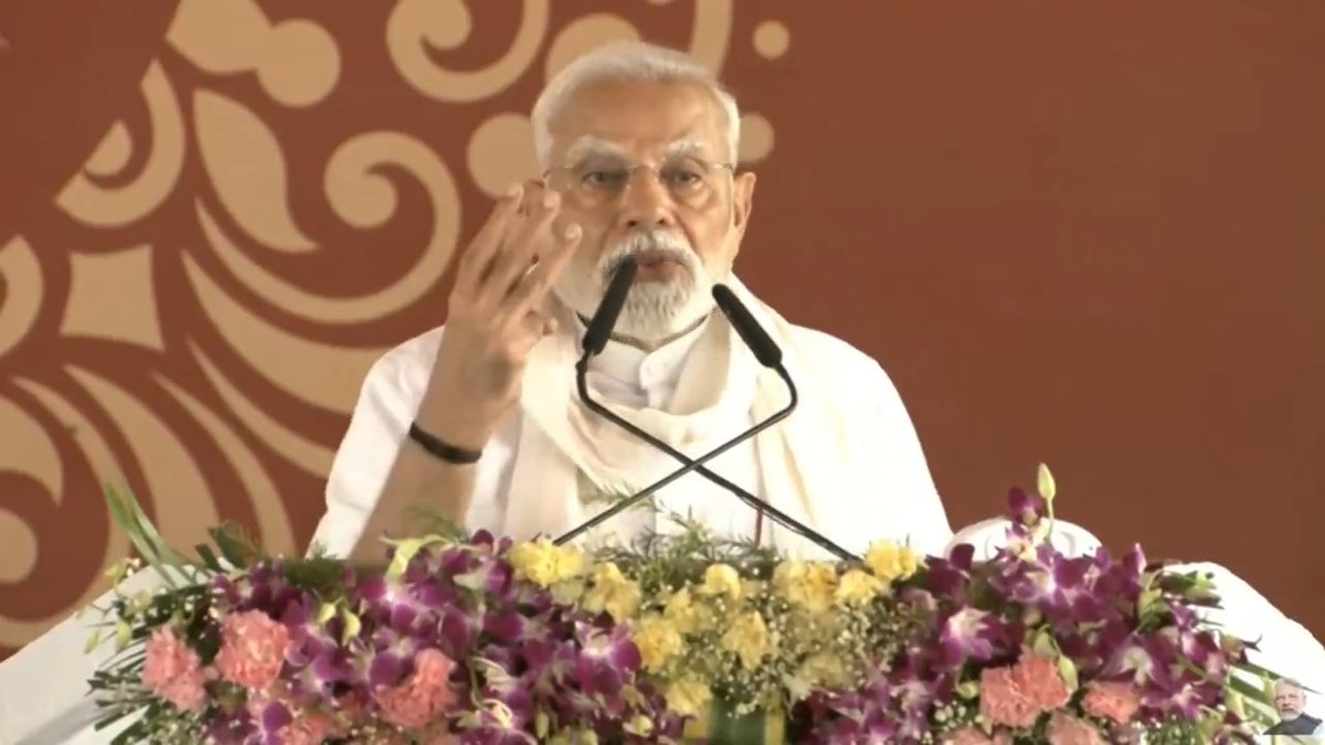 हमारा जोर कृषि अर्थव्यवस्था में महिलाओं की भागीदारी बढ़ाने पर भी है। हम लखपति दीदी अभियान चला रहे हैं, हमारा लक्ष्य देश में तीन करोड़ लखपति दीदी बनाने का है, ये सपा वाले तो यह आंकड़ा सुनकर ही साइकिल लेकर भाग जाएंगे: आदरणीय प्रधानमंत्री श्री Narendra Modi जी