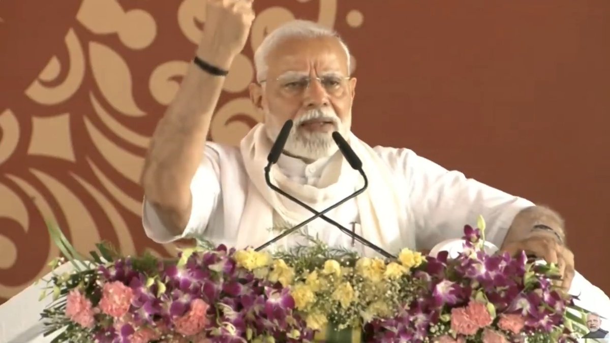 सामने जब आतंक और अन्याय होता है, तब हमारे महादेव 'रुद्र' रूप धारण करते हैं। 'ऑपरेशन सिंदूर' के दौरान दुनिया ने भारत का यही रूप देखा है। भारत पर जो वार करेगा, वो पाताल में भी नहीं बचेगा: आदरणीय प्रधानमंत्री श्री Narendra Modi जी