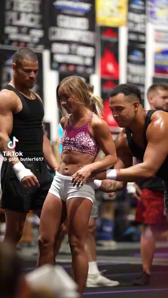 Cheerleader Gabi Butler is on a whole other level. [📹 gabibutler1617]