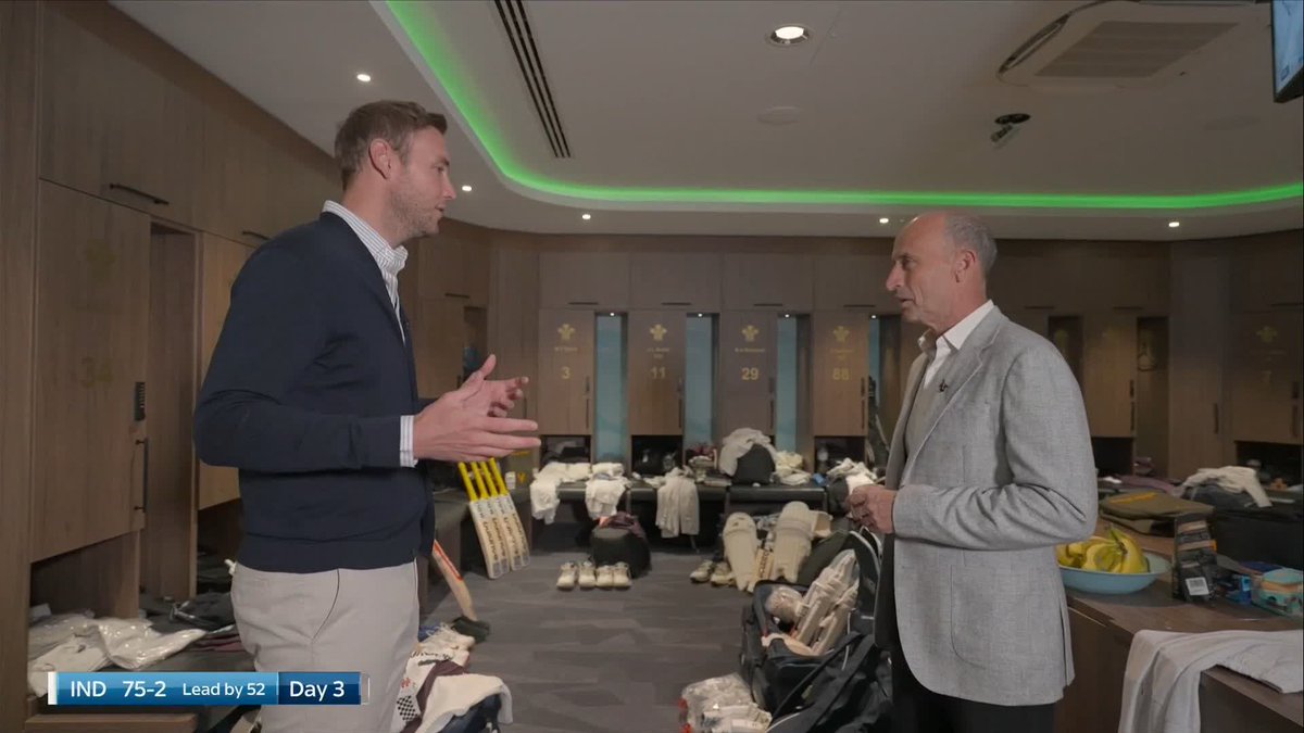"Stokesy is the messiest by a country mile, Rooty is the tidiest" 😅 Stuart Broad and Nasser Hussain show us round the England dressing room at The Oval!