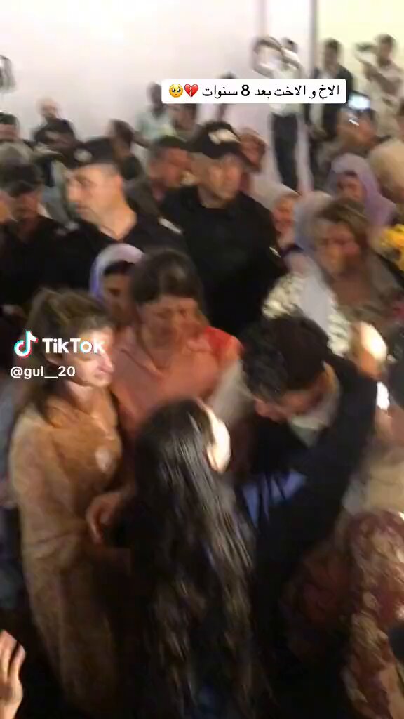 🦚 Esta chica yazidí fue secuestrada, torturada y violada siendo niña, por el ISIS Vendida muchas veces, nunca se dio por vencida por la ideología islámica Se reencontró con su hermano después de 9 años Todavía hay 2.599 yazidis desaparecidas ¿Dónde están las feministas? 🤔